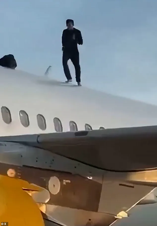 Moroccan Man Causes Two-Hour Delay at Manises Airport After Climbing Onto Plane Roof