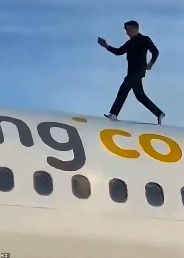 Moroccan Man Causes Two-Hour Delay at Manises Airport After Climbing Onto Plane Roof