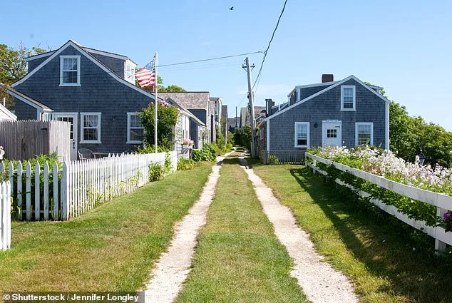Nantucket seeks restricted hours for Sconset Bluff Walk amid complaints of public intimacy on private property